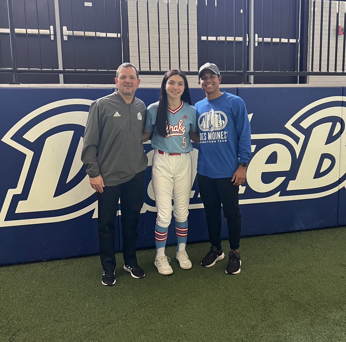 _logan_kelley_'s tweet photo. Can’t wait to be a Bulldog!! 🐶💙@DrakeSoftball @IowaPremierFP https://t.co/KXkUtAVfZp