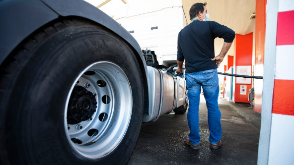The Government will halve the fuel bonus for professionals in three months
larazon.es/economia/20221…