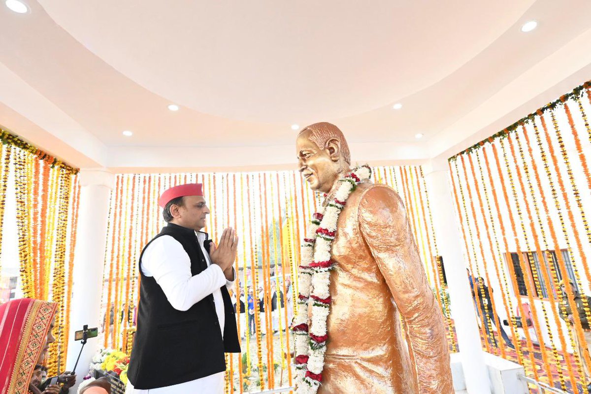yadavakhilesh's tweet photo. स्व. कैलाश यादव जी की प्रतिमा का अनावरण एवं जनसभा, गाज़ीपुर। https://t.co/kI4CJ7GVC6