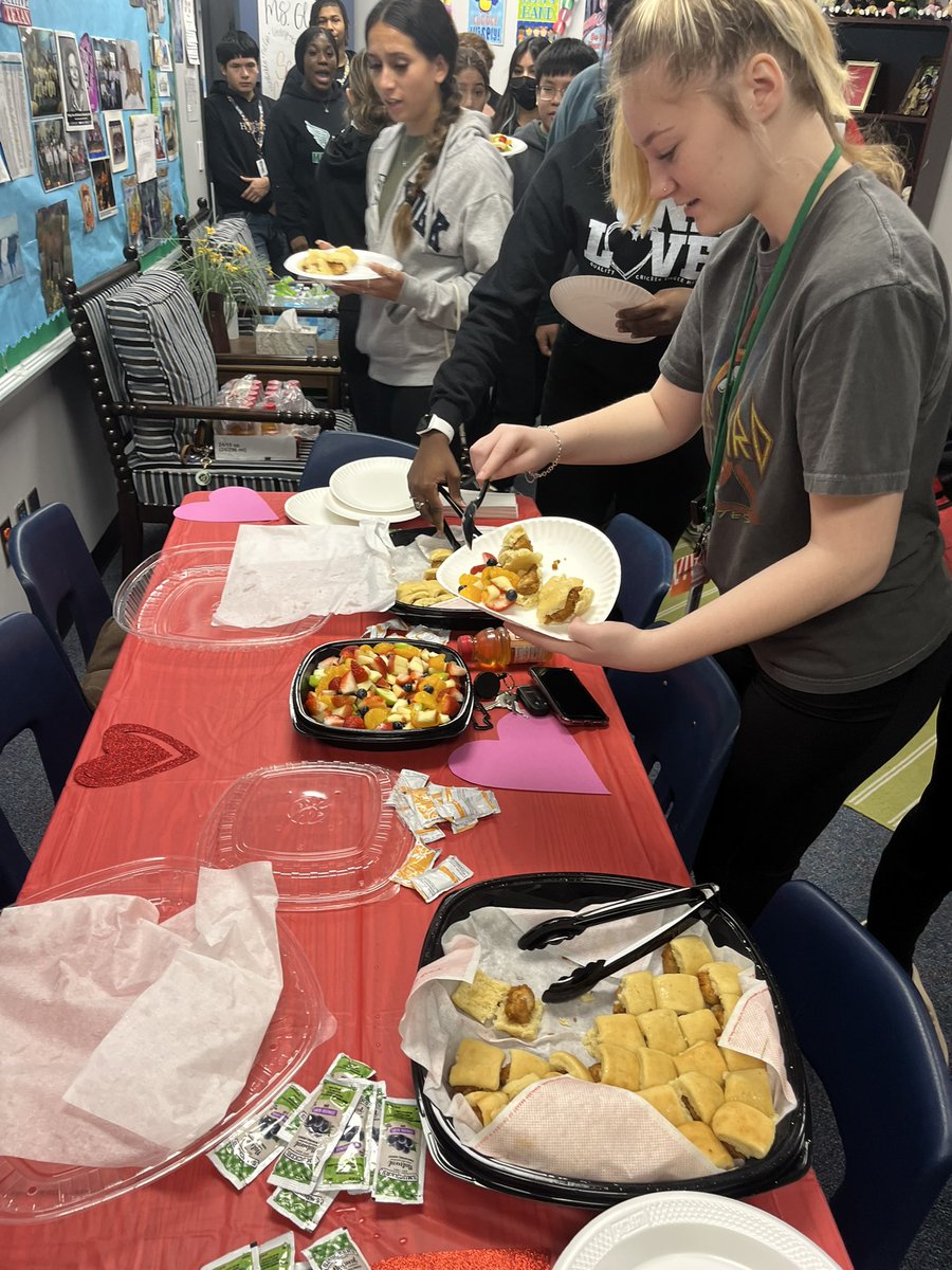 MaydeCreekPals's tweet photo. Thank you Mrs. Glover and @PME_Katyisd for the treat today! Love the love spread today! #CommunityChangers https://t.co/wd0JA8a9OB