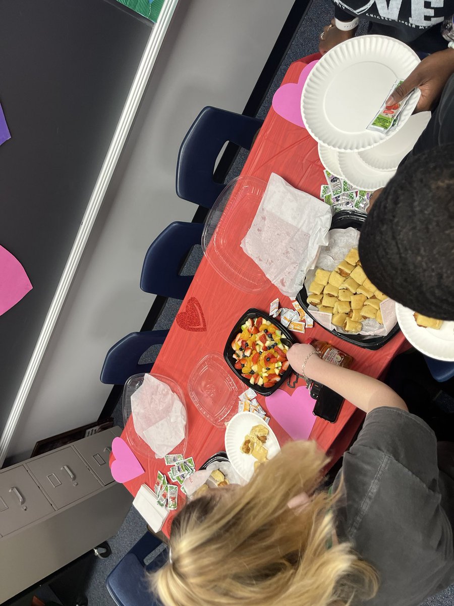 MaydeCreekPals's tweet photo. Thank you Mrs. Glover and @PME_Katyisd for the treat today! Love the love spread today! #CommunityChangers https://t.co/wd0JA8a9OB
