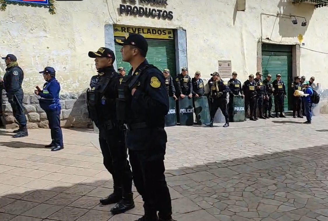 cusconoticias's tweet photo. Otra vez paro seco en #Cusco, liderados por la #CGTP, #FDTC y otras organizaciones vivas, protestantes recorren las principales avenidas de la capital histórica, bajo vigilancia de la policía, la marcha es pacífica, no se registran acciones violentas, no hay transporte público https://t.co/a0BwTN80UH