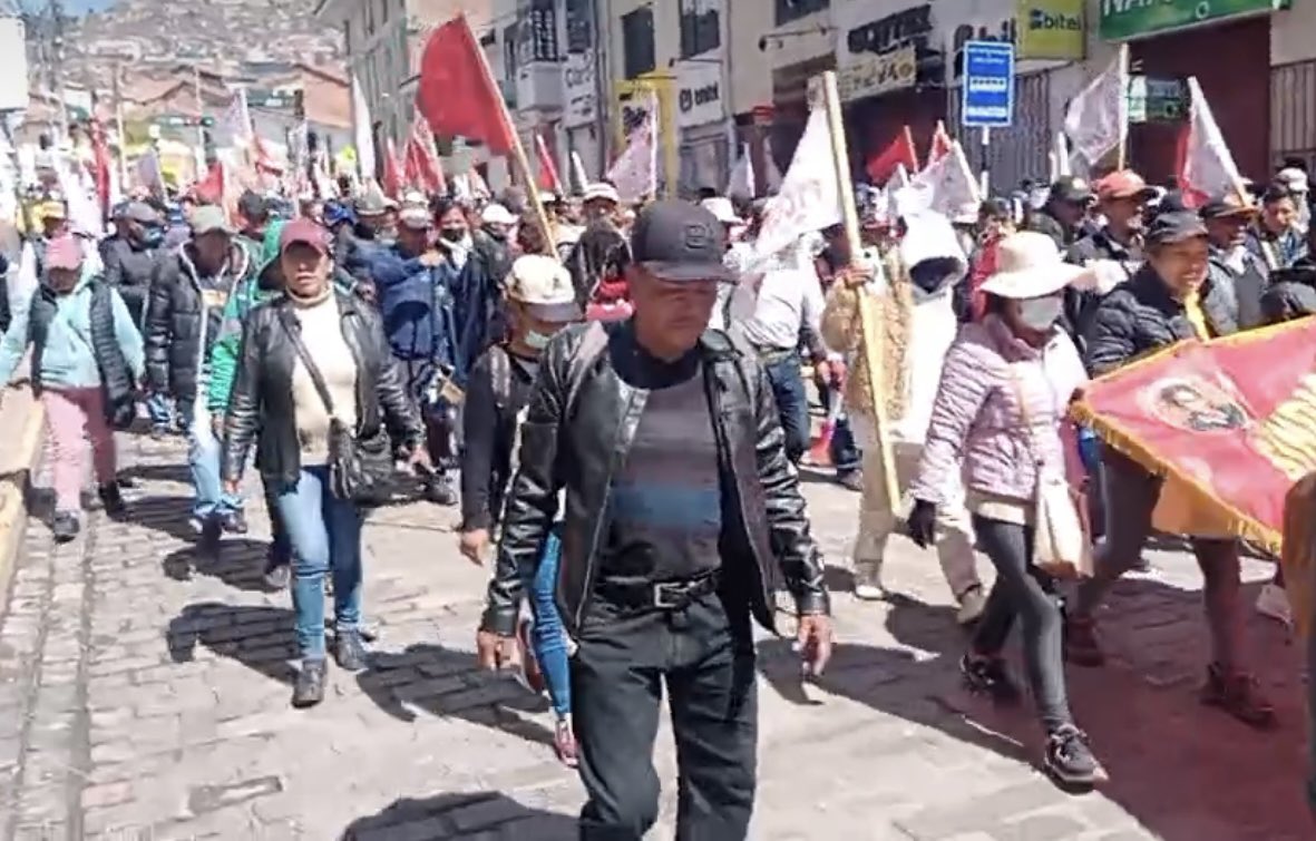 cusconoticias's tweet photo. Otra vez paro seco en #Cusco, liderados por la #CGTP, #FDTC y otras organizaciones vivas, protestantes recorren las principales avenidas de la capital histórica, bajo vigilancia de la policía, la marcha es pacífica, no se registran acciones violentas, no hay transporte público https://t.co/a0BwTN80UH