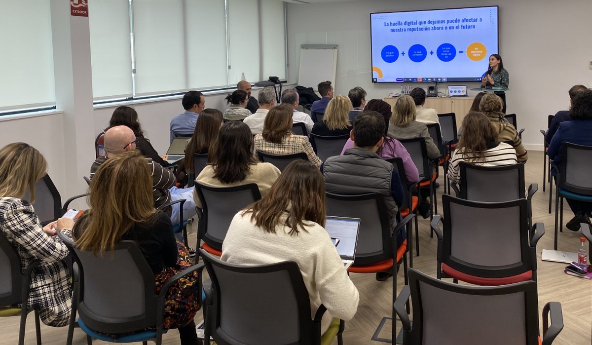 CiceroComunica's tweet photo. La reputación digital se riega todos los días. 

💭 De esto hablábamos ayer con @EspanaServier en la formación interna 'Impulso Digital'. Nuestra directora de estrategia digital @soynuriamolina brindaba las claves para hacer un uso eficaz de las redes. 

¡Gracias la confianza! 🤝 https://t.co/aKbLhu5whm
