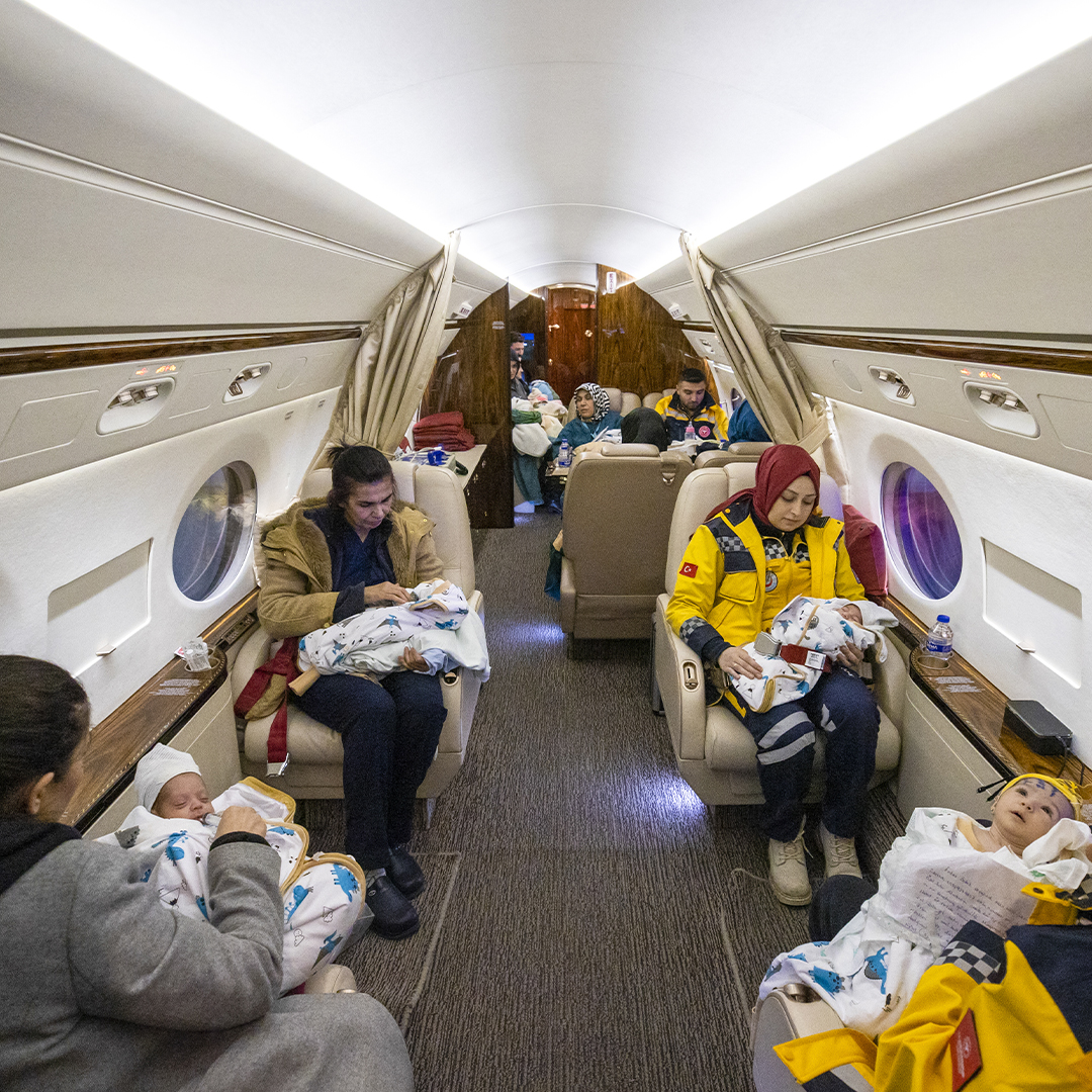 TRTBalkanAL's tweet photo. Foshnjat që i mbijetuan tërmetit u transportuan dje në kryeqytetin turk, Ankara, me avionin e presidentit turk Recep Tayyip Erdoğan.
Avioni presidencial transportoi 16 foshnja të pashoqëruara nga Kahramanmaraş i goditur nga tërmeti në Ankara.
#turqi #tërmetetnëtürkiye https://t.co/mHqcKD7fTc