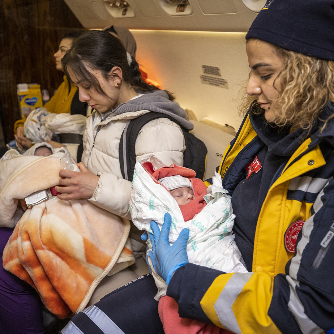 TRTBalkanAL's tweet photo. Foshnjat që i mbijetuan tërmetit u transportuan dje në kryeqytetin turk, Ankara, me avionin e presidentit turk Recep Tayyip Erdoğan.
Avioni presidencial transportoi 16 foshnja të pashoqëruara nga Kahramanmaraş i goditur nga tërmeti në Ankara.
#turqi #tërmetetnëtürkiye https://t.co/mHqcKD7fTc