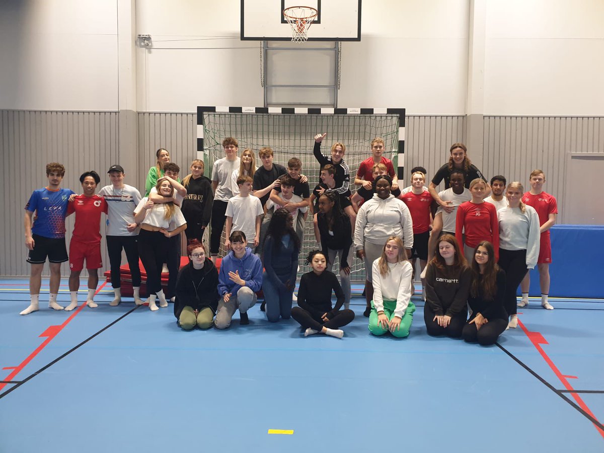ExchangeSwedish's tweet photo. The students enjoyed a self defence class with Pear a black belt in martial arts 🥋 https://t.co/E8oGQ4Jegn