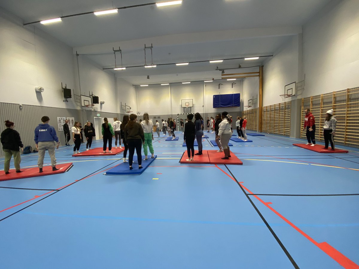 ExchangeSwedish's tweet photo. The students enjoyed a self defence class with Pear a black belt in martial arts 🥋 https://t.co/E8oGQ4Jegn