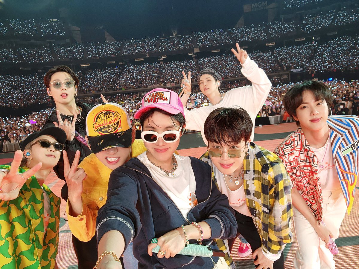 yoonwonuniverse's tweet photo. safe haven, happiness, home. 💜💙✨ @BTS_twt @pledis_17 愛してる. ♡ https://t.co/4oL5XHdg4u