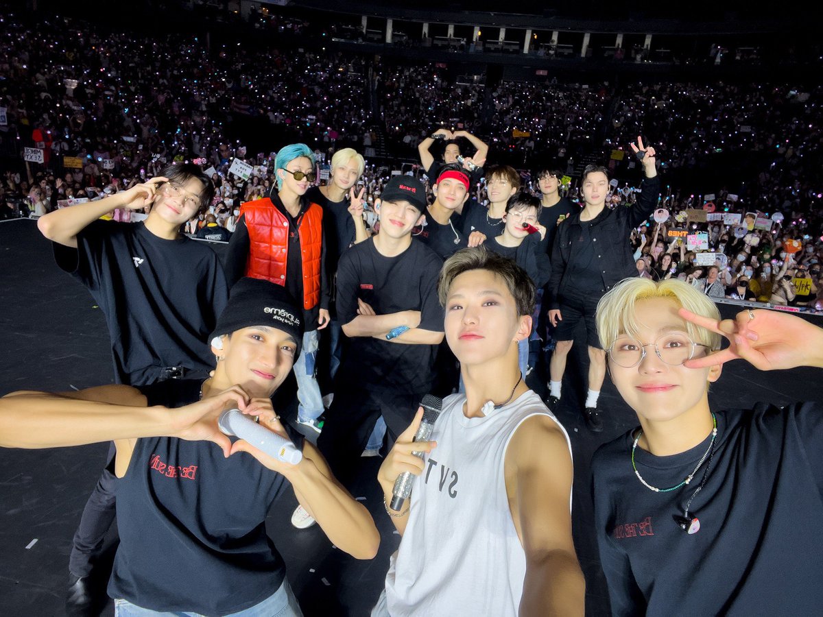 yoonwonuniverse's tweet photo. safe haven, happiness, home. 💜💙✨ @BTS_twt @pledis_17 愛してる. ♡ https://t.co/4oL5XHdg4u