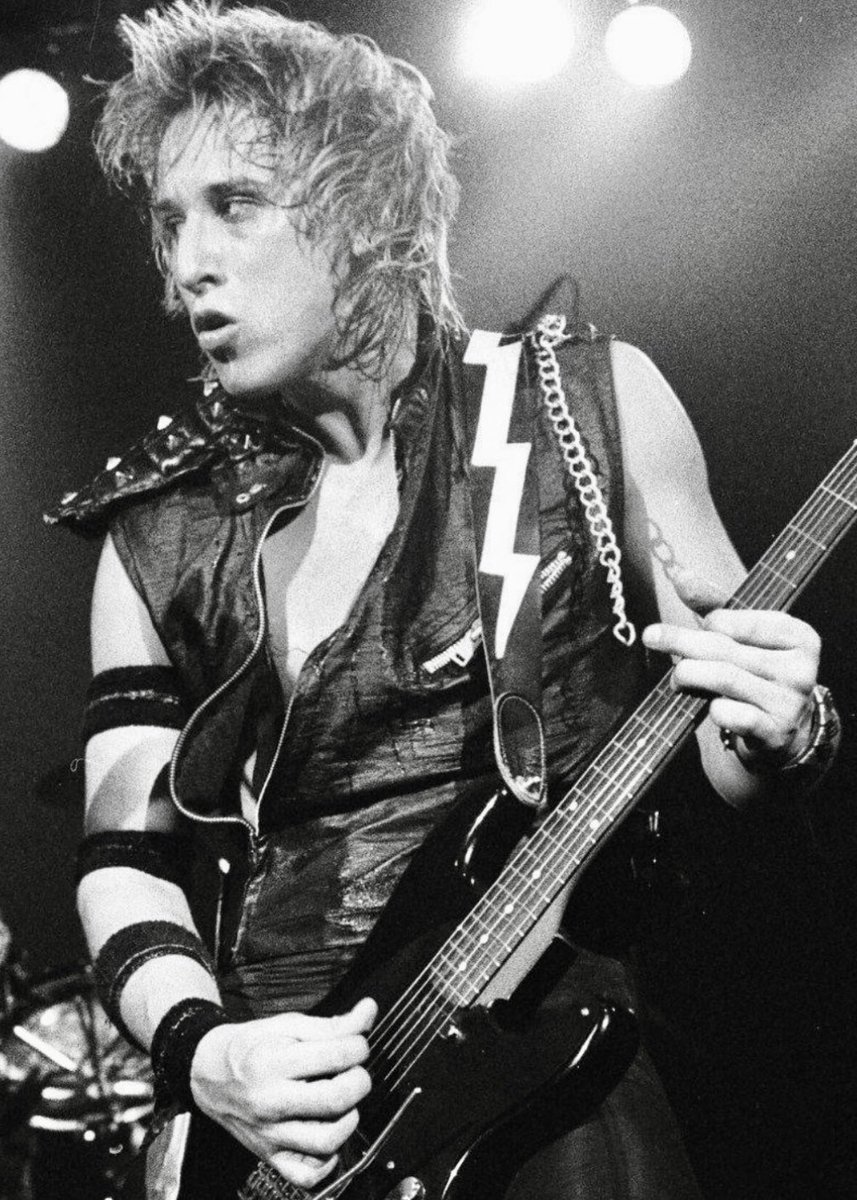 bergamotraven's tweet photo. 今日はRAVENのMarkの63歳の誕生日です。おめでとう!また日本に来てね♬Raven - Lay Down The Law (Live In Philadelphia) https://t.co/ryKZMGp2DZ @YouTubeより
この動画お気に入りですハート♥️
#markgallagher
#HBD
#RAVEN https://t.co/H8XfM5eDmQ