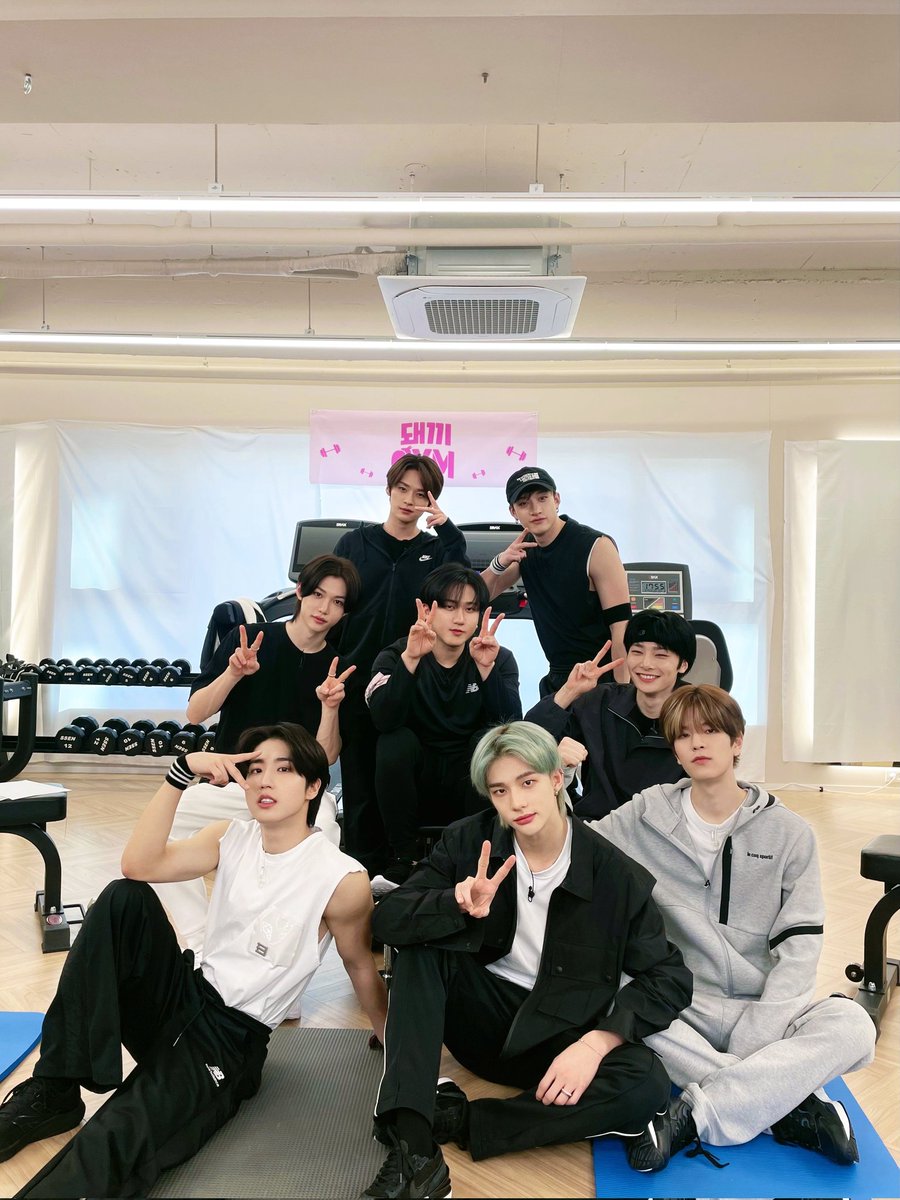 StationStay_Mx's tweet photo. 🌸: GYM DWAEKKI PARTE 2 ( SKZ CODE EP 30 ) 🐷🏋♂️
#DWAEKKIGYM #STRAYKIDSCODE #SKZ_THESOUND #StrayKids_2ndWorldTour_MANIAC https://t.co/VzwddFKtFA