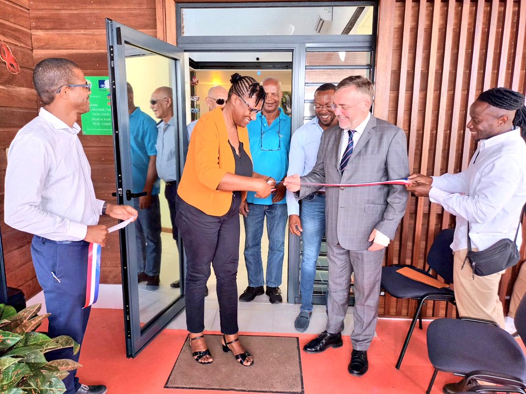 Prefet973's tweet photo. #FranceServices | 🏠 Inauguration de la maison #FranceServices 📍 d'Iracoubo, la 13ème en #Guyane.

🖥️ Aider chaque citoyen dans ses démarches administratives.

👥 Un service public de proximité et de qualité.

➡️ L'État soutient les projets qui améliorent la vie des habitants. https://t.co/TTcqVFoQF8