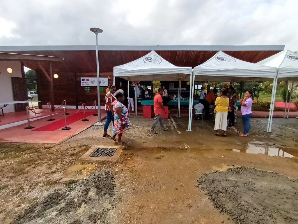 Prefet973's tweet photo. #FranceServices | 🏠 Inauguration de la maison #FranceServices 📍 d'Iracoubo, la 13ème en #Guyane.

🖥️ Aider chaque citoyen dans ses démarches administratives.

👥 Un service public de proximité et de qualité.

➡️ L'État soutient les projets qui améliorent la vie des habitants. https://t.co/TTcqVFoQF8