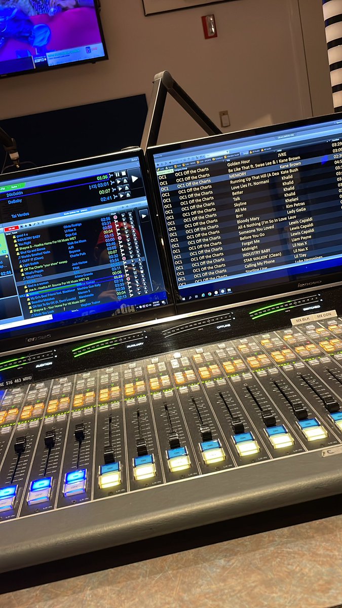 CalvinHofstraU's tweet photo. First day on the job. #WRHU #HofstraUniversity #TwitterProject @BurkeHofstra https://t.co/EL7e4a9luK