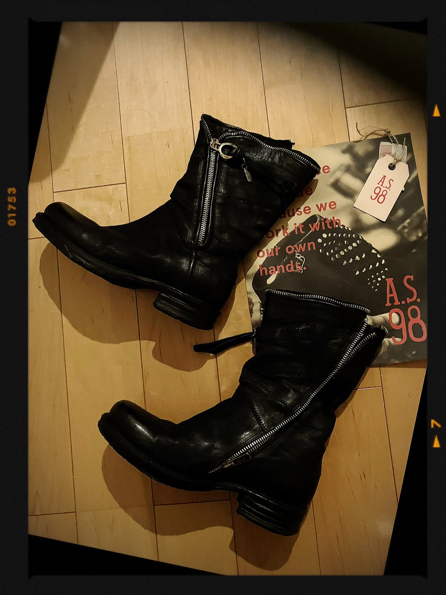 diacrownie's tweet photo. お正月SALEでGetしてた
#as98 のブーツ👢
#メタルタグ も付いてたー✨
かっちょいい😍
#ブーツコレクション
#ブーツ好き https://t.co/4Le6lP9hem