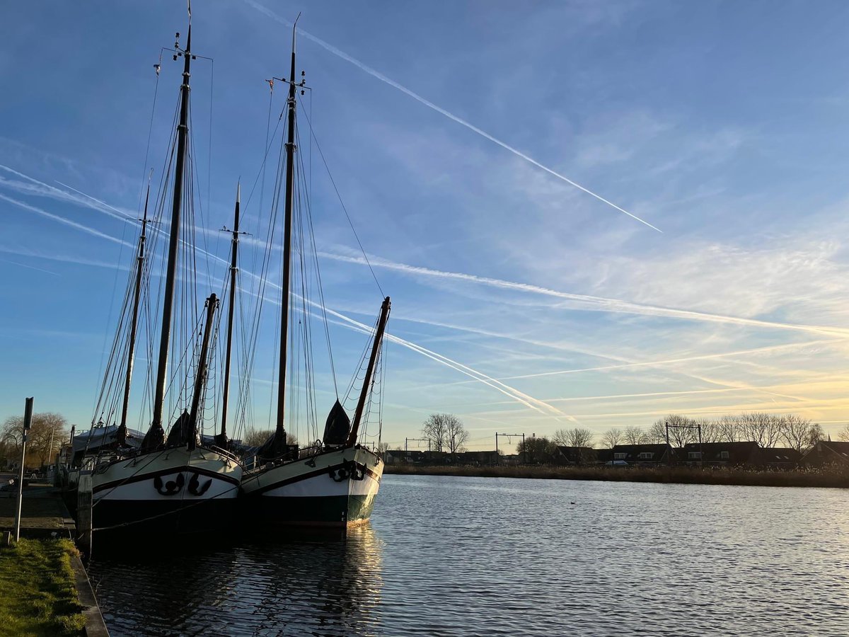 Ons uitzicht:

... van gisteren. Geert was in #Akkrum voor inventarisatie van borden langs het vaarwater. Voor de <a href="/Heerenveen/">Gemeente Heerenveen</a> gaan we hier nieuwe borden plaatsen, gemaakt van <a href="/BioPanel/">BioPanel</a>.

#bewegwijzering #Friesland #Heerenveen #AkkrumNes #aardbeving #vaarwater #biobased #circulair