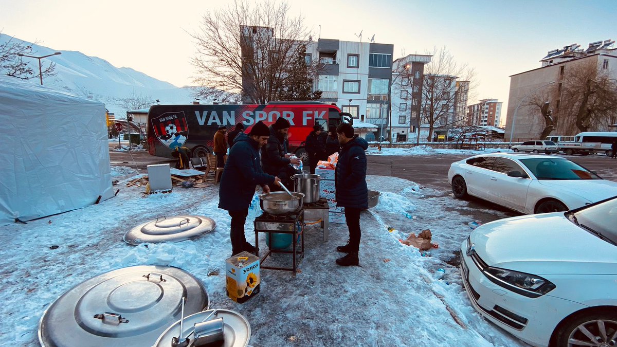 vansporfk's tweet photo. Elbistandayız sıcak çorba ve yaşam malzemesi dağıtımlarımıza devam ediyoruz. https://t.co/FDivEttiba