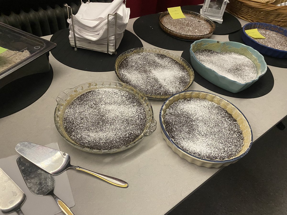 ExchangeSwedish's tweet photo. A lovely final evening for the students. The Swedish students hosted a dinner with traditional Swedish dessert 🇸🇪 🇬🇧 https://t.co/mKCHVPk5sY