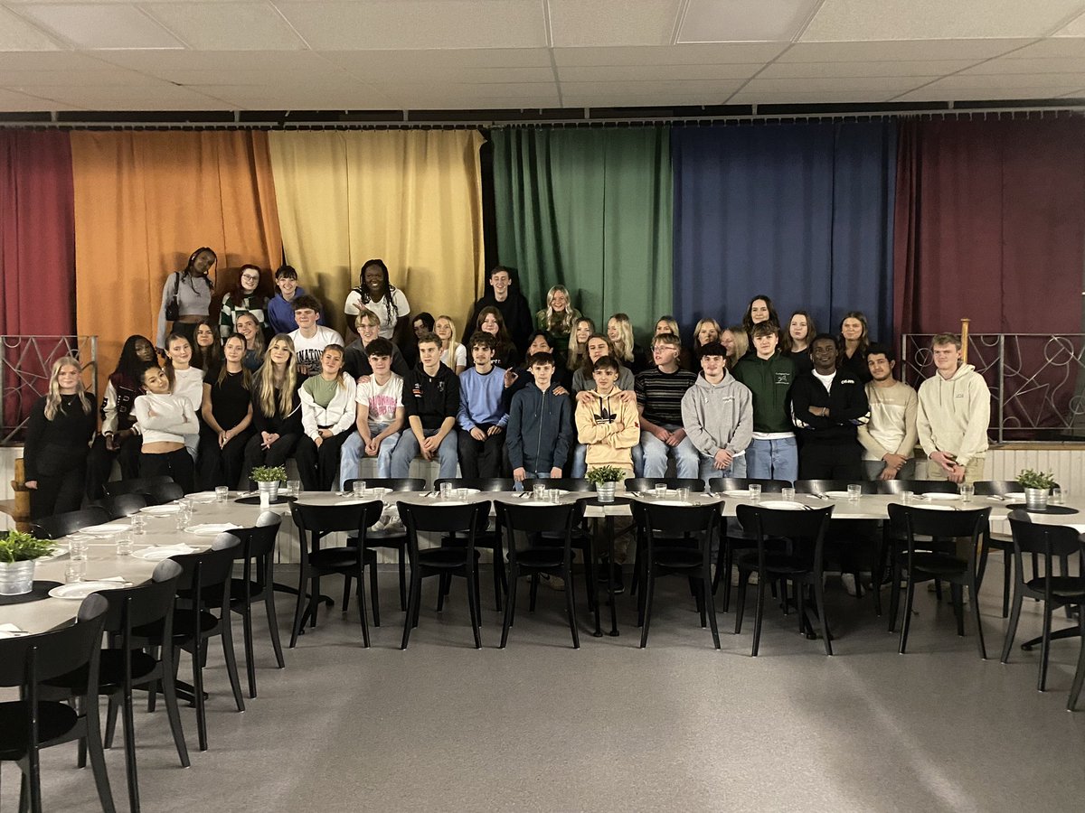 ExchangeSwedish's tweet photo. A lovely final evening for the students. The Swedish students hosted a dinner with traditional Swedish dessert 🇸🇪 🇬🇧 https://t.co/mKCHVPk5sY