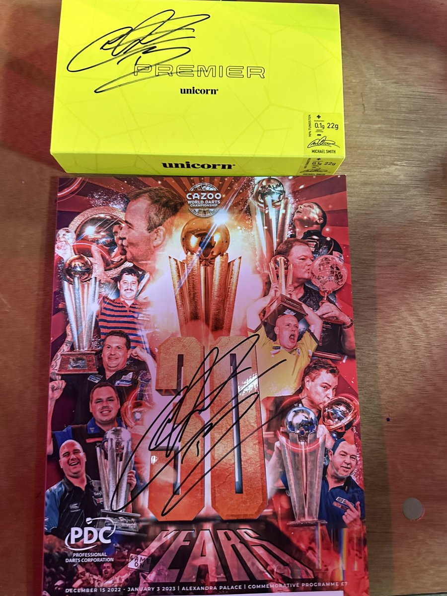 Signed Smith darts and world champs program. DM me with any bids. Will close 12:00 noon Sunday 🎯🎯🎯