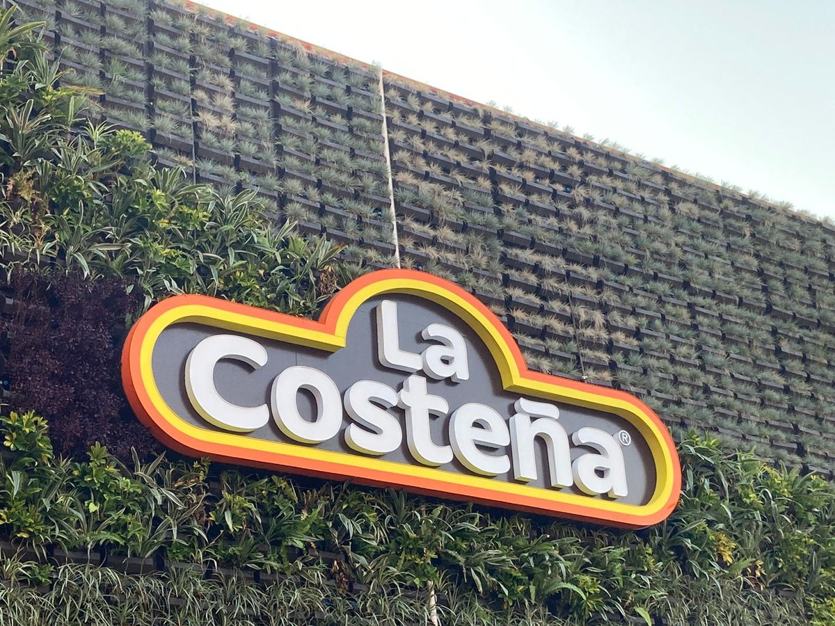 IdeasNegociosTV's tweet photo. 🌶️
Hoy en @IdeasNegociosTV estamos en la planta de operaciones en Ecatepec de la @LaCostenaMx
🏭
Este complejo planta es la responsable de la producción de chiles y la fabricación de las latas de la marca.
#LaCosteña100Años @CamMontessoro https://t.co/gA2vScZGSD