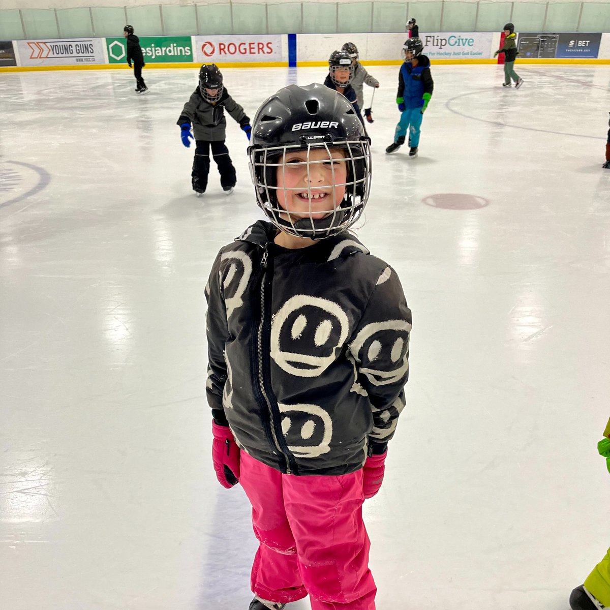 maclachlan_ca's tweet photo. What remarkable progress! ⭐️

Over the course of four weeks, our Gr. 2 students enjoyed #skatinglessons @CanlanSports with students in PK through Gr.3. 

#PhysED #ExperientialLearning https://t.co/W9cmugMxrL