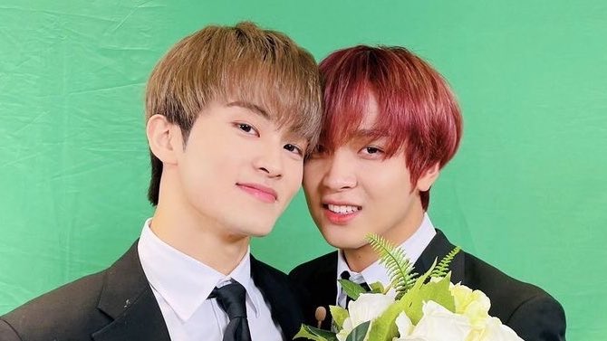 MARKHYUCKARCHIV's tweet photo. one thing about them is that their heads will touch https://t.co/SyhFhkRZmI