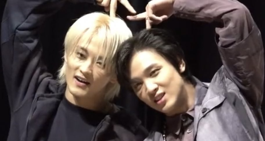 MARKHYUCKARCHIV's tweet photo. one thing about them is that their heads will touch https://t.co/SyhFhkRZmI