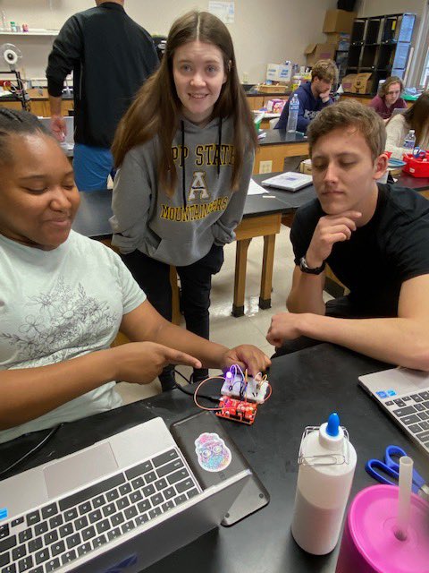 WCDS_Science's tweet photo. More photos from the #WCDSEngineering class making stoplights and nightlights. #WCDSScience #WCDSAcademicExcellence https://t.co/DR63AUfXuv