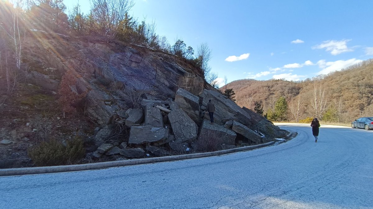 riskacduth's tweet photo. Field observations of the Geotechnical and Geological Hazards team along the mountainous road network of the prefecture of Drama. The on-site investigation aimed to identify slope failures along the main roads and high-risk sites. #hazards #rockfall #landslides #risk #roadsafety https://t.co/rR2Sq4Y6aP