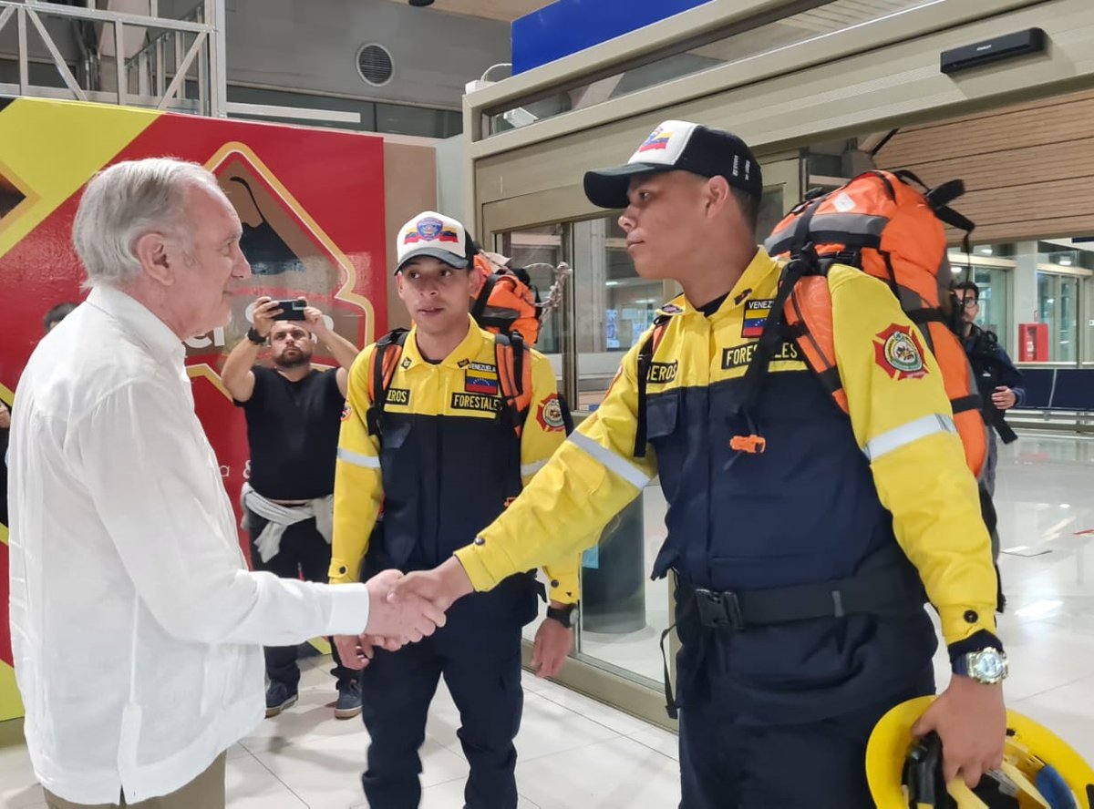 Durante la madrugada, arribaron a nuestro país 53 brigadistas y expertos en control de #IncendiosForestales provenientes de Venezuela, quienes colaborarán a extinguir el fuego que afecta a la zona centro-sur.
¡Gracias, Venezuela! 🇻🇪