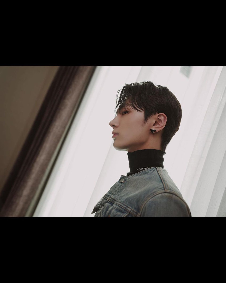 Heeseungm's tweet photo. The man stood there, an isolated entity amidst the turmoil of the metropolis. Standing tall and proud, exudes a commanding presence that is both striking and captivating. His tall, statuesque frame radiates an aura of strength and confidence, making him impossible to ignore. https://t.co/hyuNDb1QYR