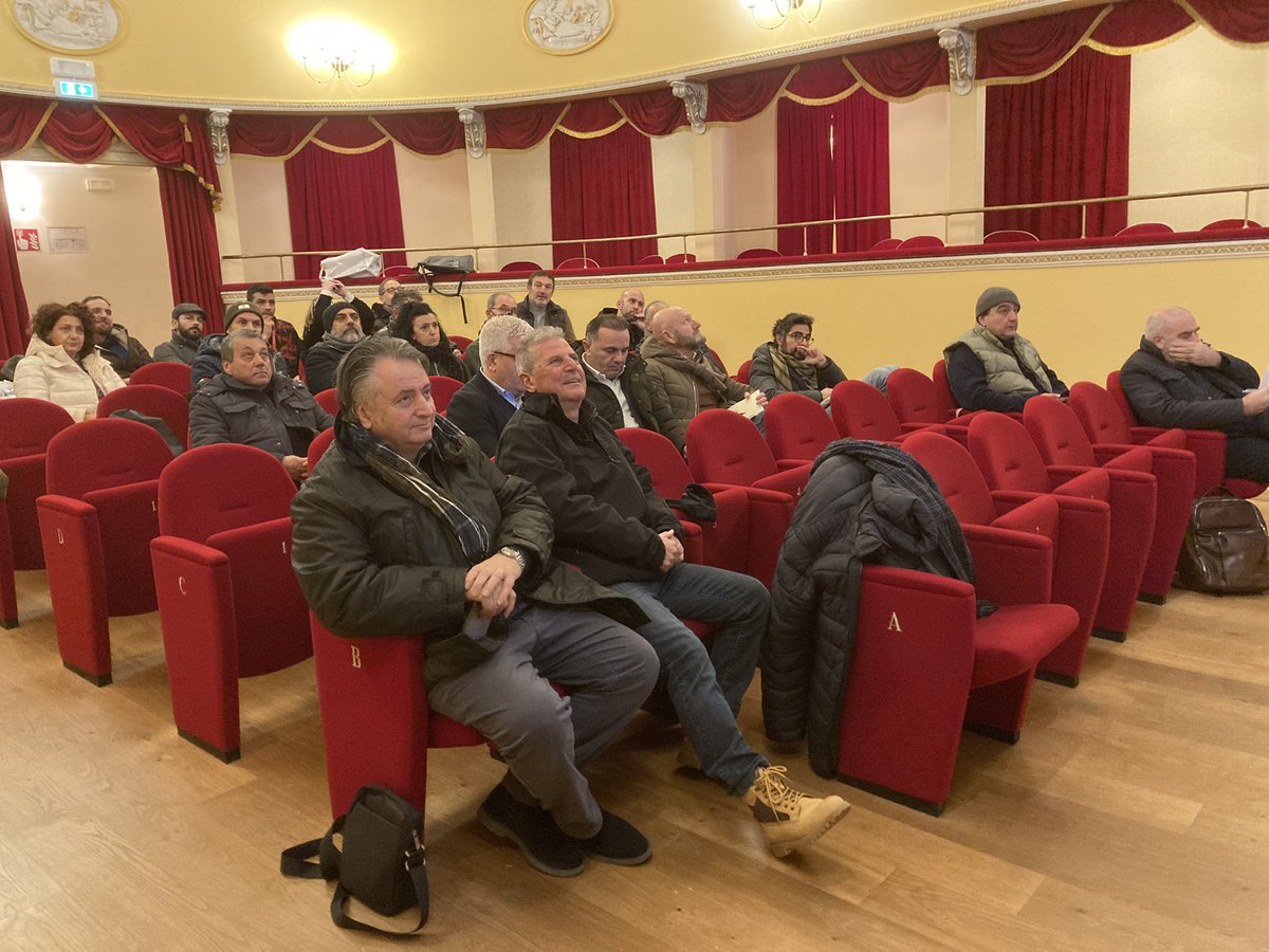 Fedbiagioli's tweet image. Bilaterale @FilcaUmbria /@FilcaCislMarche 😁 al teatro di @ComuneGualdo 
Per parlare #welfare integrativo!!💪
#communitas.
Amici Marchigiani ci vediamo presto!!!
W la @FilcaCisl