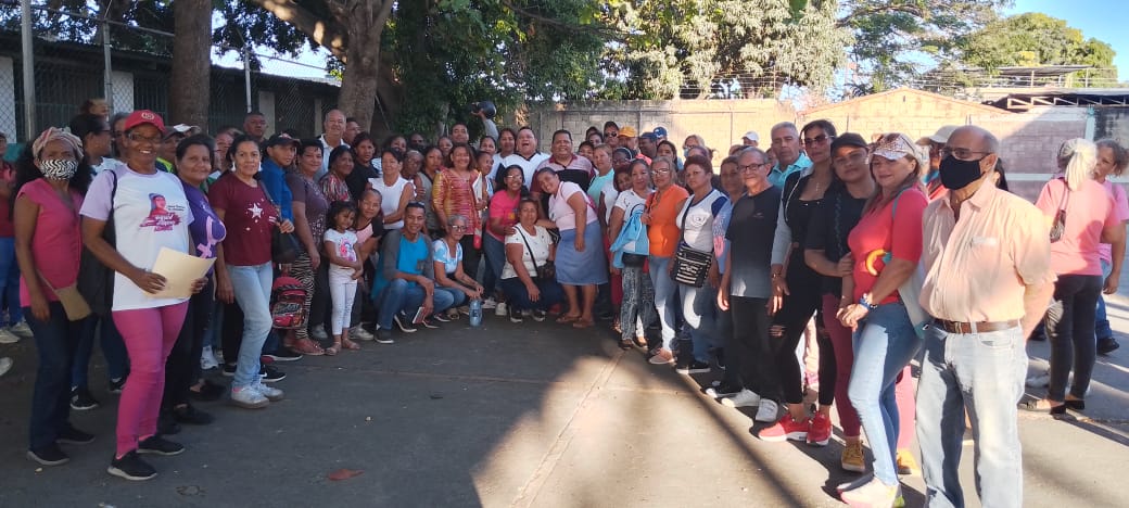 MinAlimenVen's tweet photo. #Aragua | Reunión evaluativa con los líderes #CLAP de las dos parroquias del municipio Libertador, resaltando la importancia del uso del sistema #CeasPatria, para optimizar cada día la entrega de alimentos a las familias #AlimentarEsVencer https://t.co/Nbp6ofEN8b