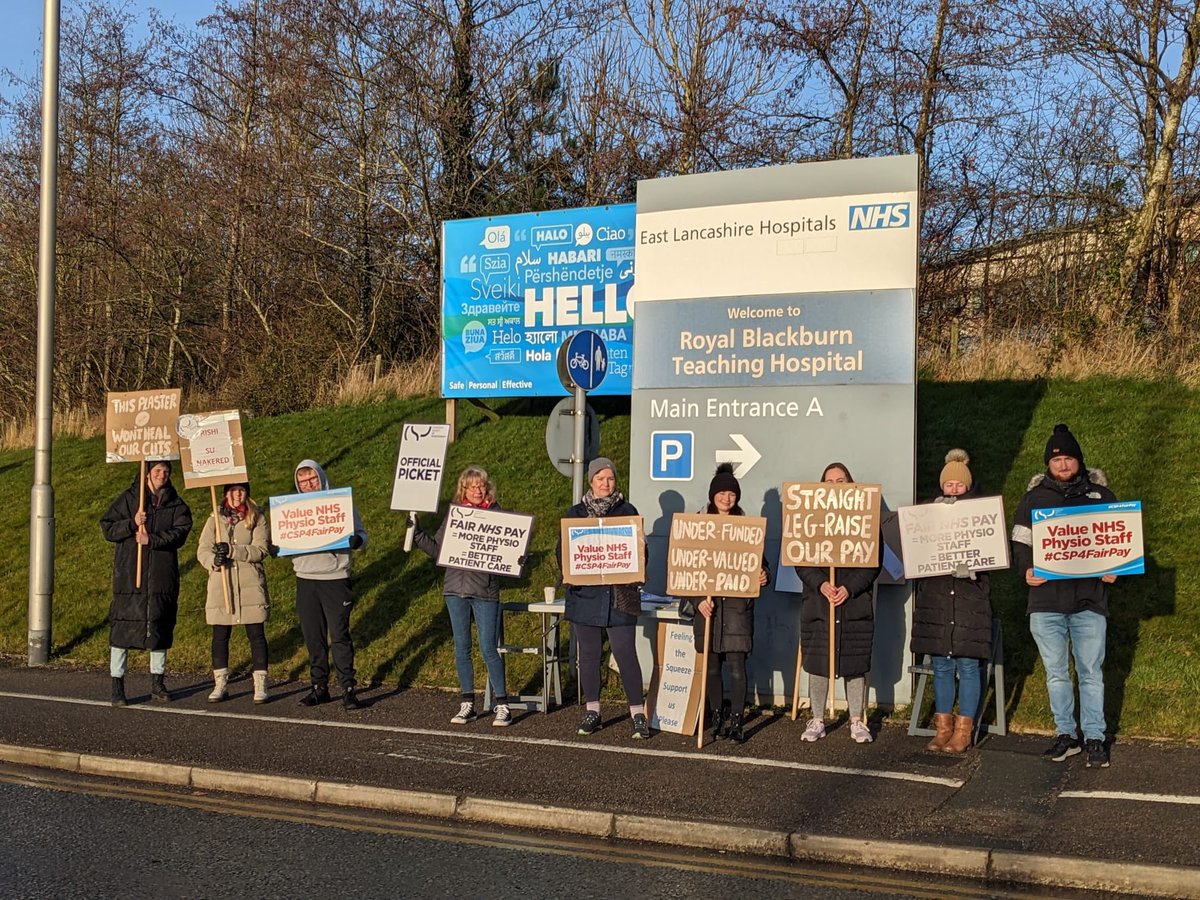 Amazing response from the public today across all three #pickets for the @northwestcsp #strike in East Lancs 🪧 #proudtobeaphysio #csp4fairpay 👏🏻👏🏻