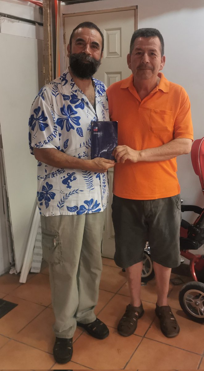 Hugo_Gutierrez_'s tweet photo. Saliendo de radio #LaPopular #Iquique estaba un vecino esperándome para que le firmara la Propuesta de Constitución Política 2022 ¡Me emocioné! Gracias Miguel Díaz me alegró el día, y sentí que nada fue en vano! https://t.co/wdc2zb7luT