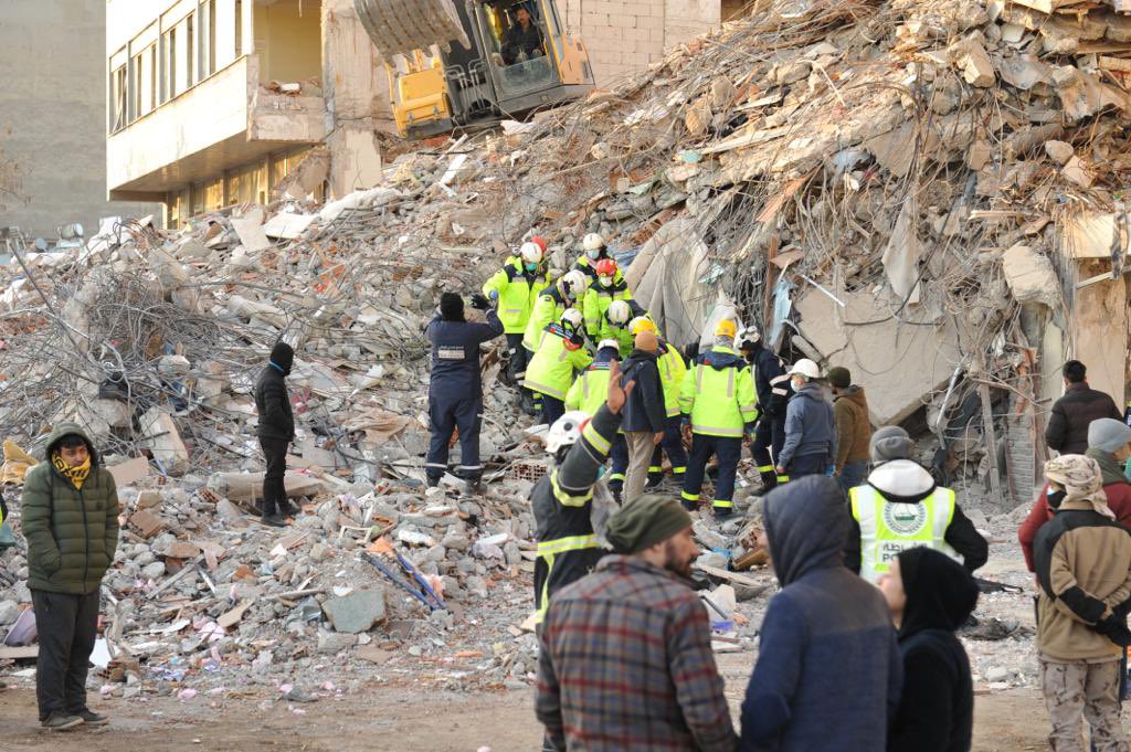 Kahramanmaraştayız
Büyük bir felaket olmuş burda
Milletimizin başı sağolsun
Rabbim bir daha böyle afet göstermesin
Bu zorlukları acıyı birlikte aşacağız
Rabbim sabır versin!