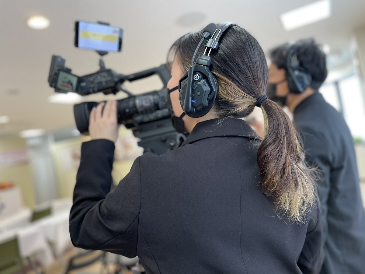 TimecodeLab's tweet photo. 本日の収録・配信現場。リハーサル日ですが予備収録も行います。カメラは JVC GY-HM600シリーズを3台。インカムシステムは Hollyland Solidcom C1。リターン映像は Hollyland Mars 4Kを使ってスマホに送り返しています。
#Hollyland #SolidcomC1
#Mars4K
#JVC #HM600 #HM650 #MH660 https://t.co/bJm0KYBkgf