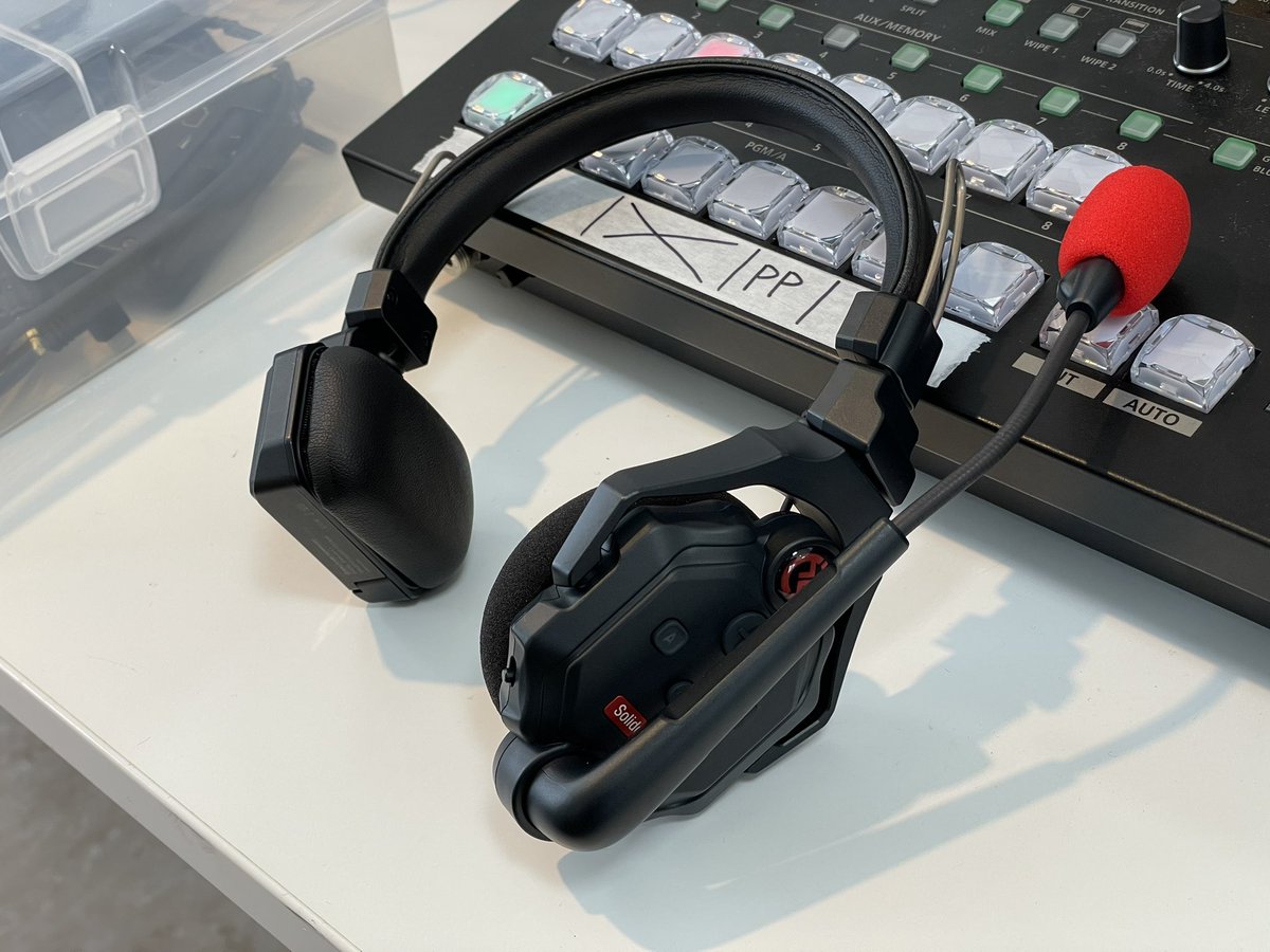 TimecodeLab's tweet photo. 本日の収録・配信現場。リハーサル日ですが予備収録も行います。カメラは JVC GY-HM600シリーズを3台。インカムシステムは Hollyland Solidcom C1。リターン映像は Hollyland Mars 4Kを使ってスマホに送り返しています。
#Hollyland #SolidcomC1
#Mars4K
#JVC #HM600 #HM650 #MH660 https://t.co/bJm0KYBkgf
