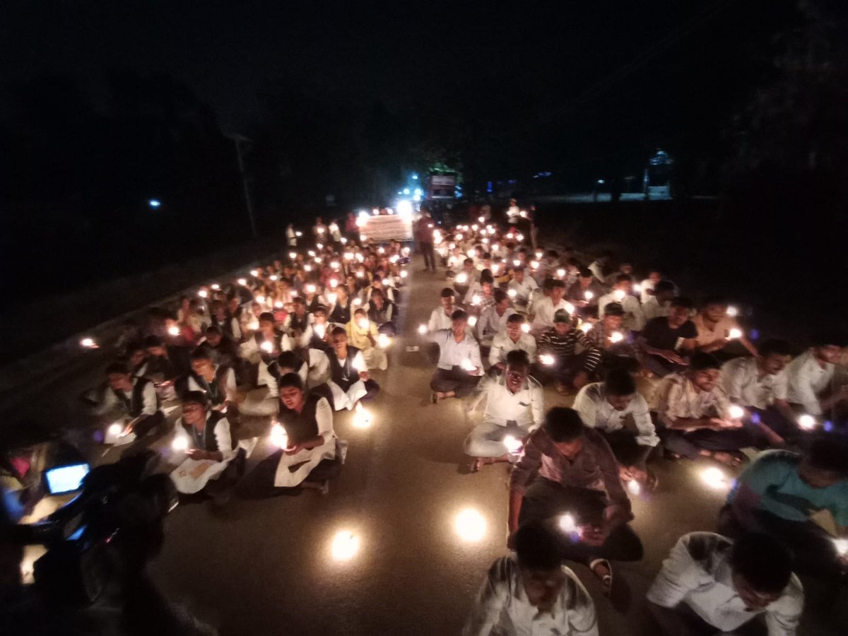 Students_CAER36's tweet photo. 25ನೆ ದಿನ ಹೋರಾಟ 
 ಅಂಧಕಾರದಲ್ಲಿ ಮುಳುಗಿರುವ ಬಿ.ಟೆಕ್ ಕೃಷಿ ತಾಂತ್ರಿಕ ವಿದ್ಯಾರ್ಥಿಗಳನ್ನ ಸರ್ಕಾರ ನಮ್ಮ ಬೇಡಿಕೆ ಪೂರೈಸುವ ಮೂಲಕ ನಮ್ಮನ್ನ ಬೆಳಕಿನೆಡೆಗೆ ಕರೆದೊಯ್ಯಬೇಕು ಎಂದು ಕ್ಯಾಂಡಲ್ ಕೈಯಲ್ಲಿ ಇಡಿದು ಜಾತಾ ಮಾಡಲಾಯಿತು.
#createdirectorateofagri_engg_inkarnataka
#15percent_reservationforagri_engg. https://t.co/QN9p3KItd4