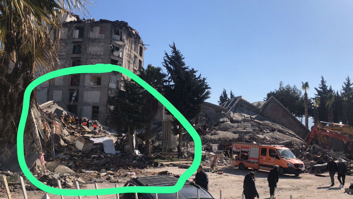 SelcinKaan's tweet photo. ÇOK ACİL BÜYÜK VİNÇ GEREKİYOR Arkadaşımın annesi hemşire işaretli enkazın altında. Arkadaki binanın sabitlenmesi için BÜYÜK VİNÇ gerekli. Antakya Eski Devlet Hastanesi - Ek Bina
Mehmet Kafadar Cd. 45
31040 Hatay Merkez Hatay
Türkiye
 538 016 58 74
505 351 73 11 https://t.co/CwD2J5fAkM