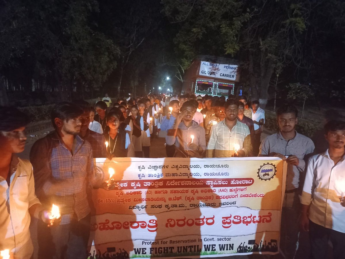 Students_CAER36's tweet photo. 25ನೆ ದಿನ ಹೋರಾಟ 
 ಅಂಧಕಾರದಲ್ಲಿ ಮುಳುಗಿರುವ ಬಿ.ಟೆಕ್ ಕೃಷಿ ತಾಂತ್ರಿಕ ವಿದ್ಯಾರ್ಥಿಗಳನ್ನ ಸರ್ಕಾರ ನಮ್ಮ ಬೇಡಿಕೆ ಪೂರೈಸುವ ಮೂಲಕ ನಮ್ಮನ್ನ ಬೆಳಕಿನೆಡೆಗೆ ಕರೆದೊಯ್ಯಬೇಕು ಎಂದು ಕ್ಯಾಂಡಲ್ ಕೈಯಲ್ಲಿ ಇಡಿದು ಜಾತಾ ಮಾಡಲಾಯಿತು.
#createdirectorateofagri_engg_inkarnataka
#15percent_reservationforagri_engg. https://t.co/QN9p3KItd4
