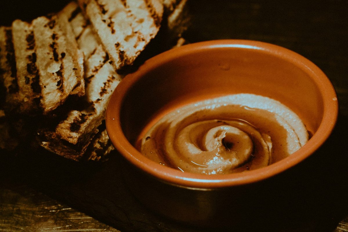 DelPinoBodegas's tweet photo. Se nos cae la baba de ver como nuestros amigos de @laventadearacena dan forma a sus platos usando entre sus ingredientes nuestros vinos. Este Paté de higadito de pollo al Pedro Ximénez es un auténtico manjar
#Gastronomia
#Vino
#PX
#DenominacionDeOrigen https://t.co/T5N5P4xpv6