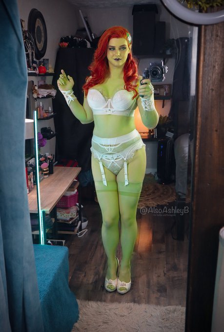 I'll need help removing the body paint at some point on this cosplay ?? https://t.co/gWtTKHEk4j
