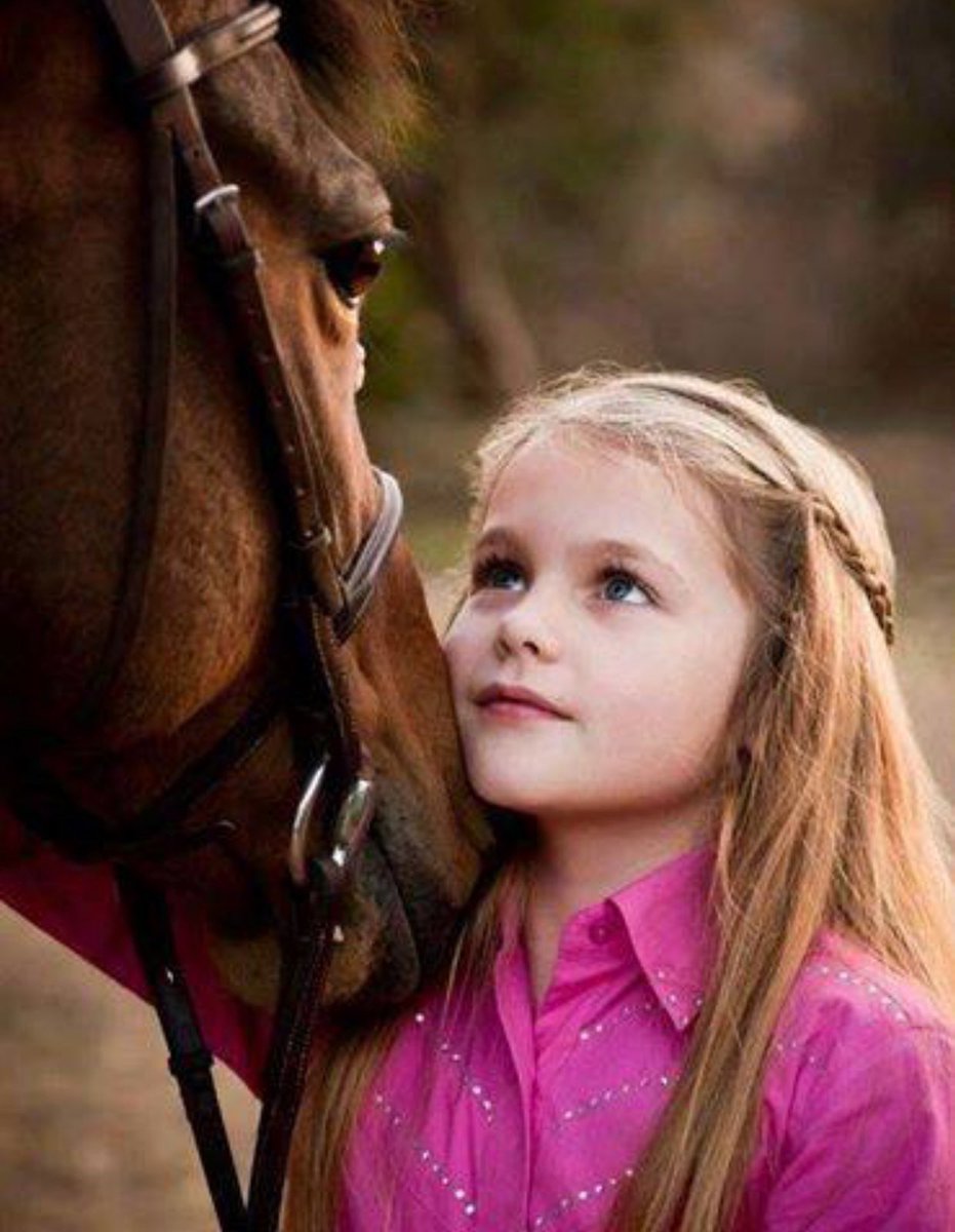 من يتقبلك وأنت مُنطفئ يستحق كُل الحُب💜