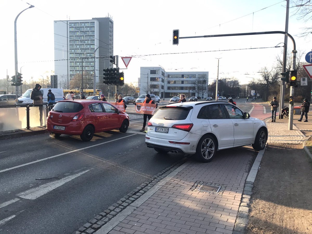 RPFDMOPO's tweet photo. 16:05,Letzte Generation blockiert Lennéplatz #dd0902 https://t.co/4pgsQ1k3NU