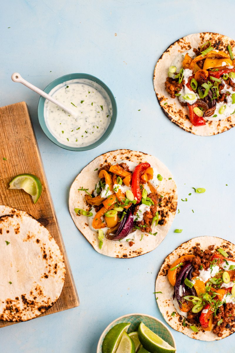 Feast your eyes on this 🤩 These loaded Cajun-style fajitas can be whipped up in just 25 mins and are a total crowd pleaser. Recipe in bio #fakeawayfriday #veganrecipe #easyrecipe merchant-gourmet.com/blogs/recipes/…