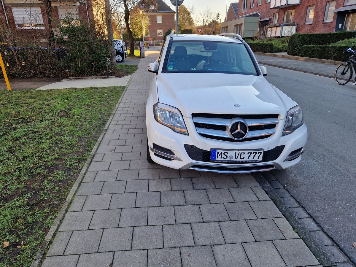 Nichtradlos's tweet photo. Der steht da jetzt seit mindestens 48 h so.
Hab ihn jetzt das 2.Mal gemeldet.
Mal gucken, ob sich das Ordnungsamt Münster diesmal kümmert. https://t.co/a8niahkR07