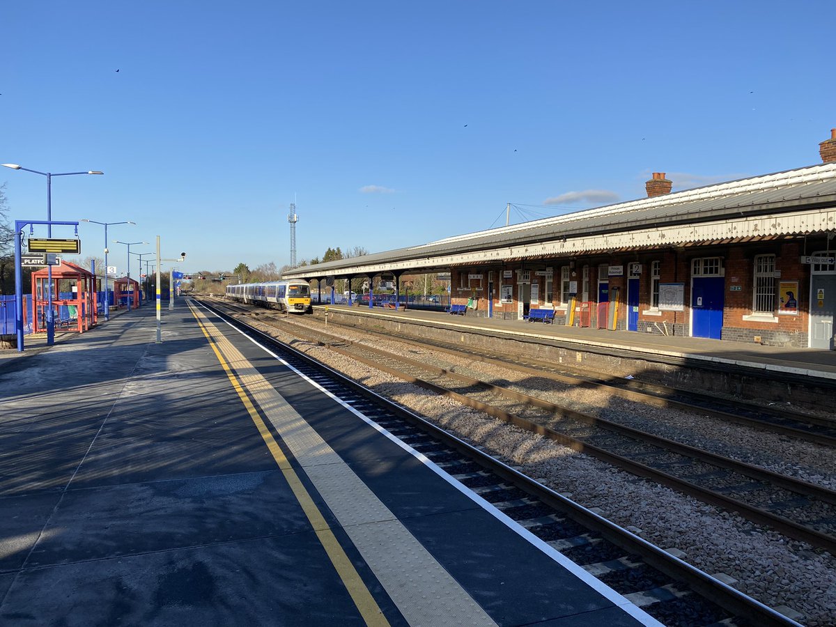 loypass_SCCar's tweet photo. 🛤️🚶♂️ I made it! All 7 3/4 miles of the #PhoenixTrail, Thame - Princes Risborough. 1h 55 mins.
Incredible how many forms of railway this yields… closed, heritage, mainline, branch. #Thame #PrincesRisborough #chilterns @chilternrailway @ChinnorRailway https://t.co/RfEav5NsVt